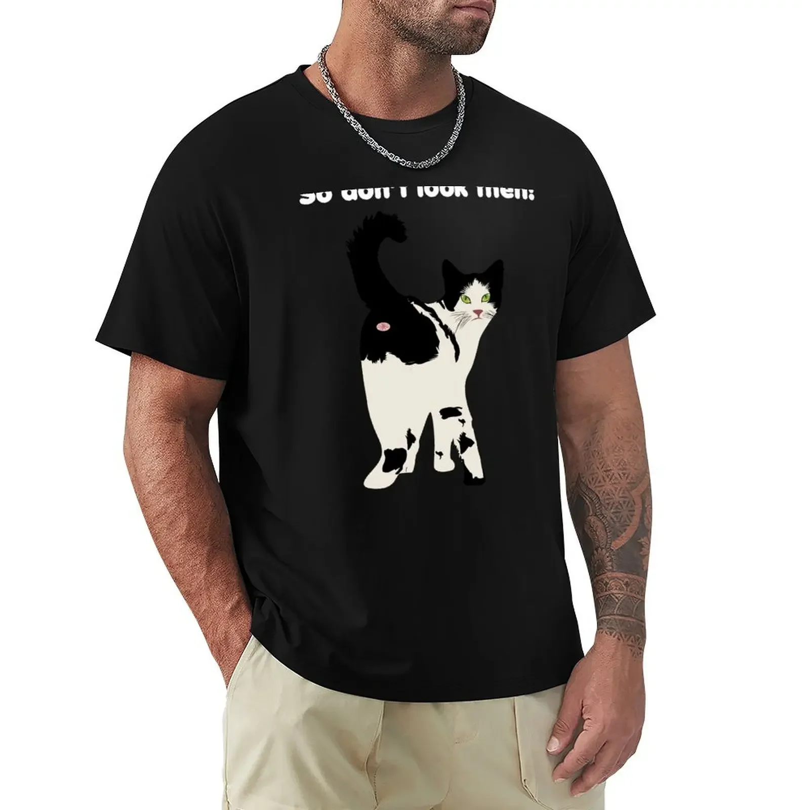 Футболка с изображением кота ходьбы показывающегося прикладом футболки