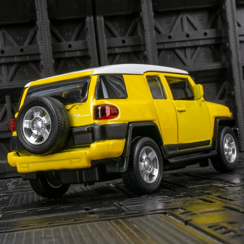 Коллекционная модель 1/32 Toyota FJ Cruiser из металлического сплава создана под