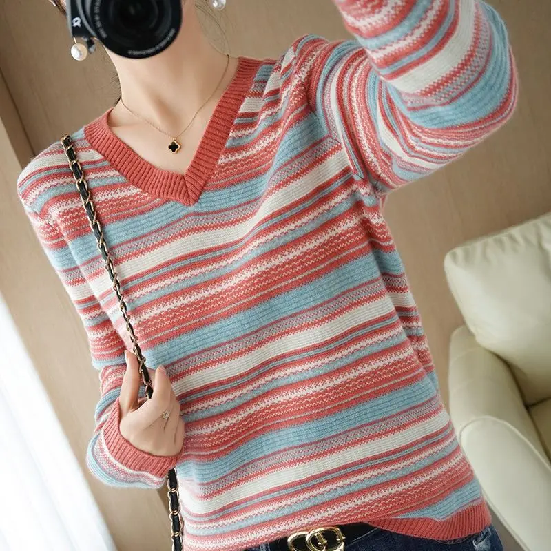 Рисунок 2 - Женский трикотажный свитер в полоску