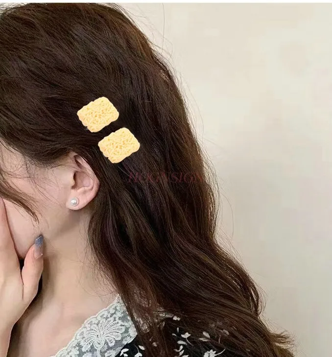 Креативная имитация зажима для волос в виде лапши быстрого приготовления брошь