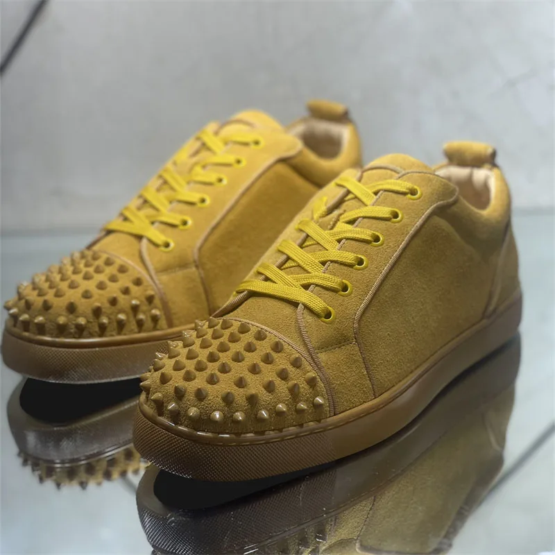 

Модные роскошные дизайнерские туфли желтого цвета с низкой подошвой и заклепками для мужчин, повседневные туфли на плоской подошве, женские брендовые кроссовки с шипами