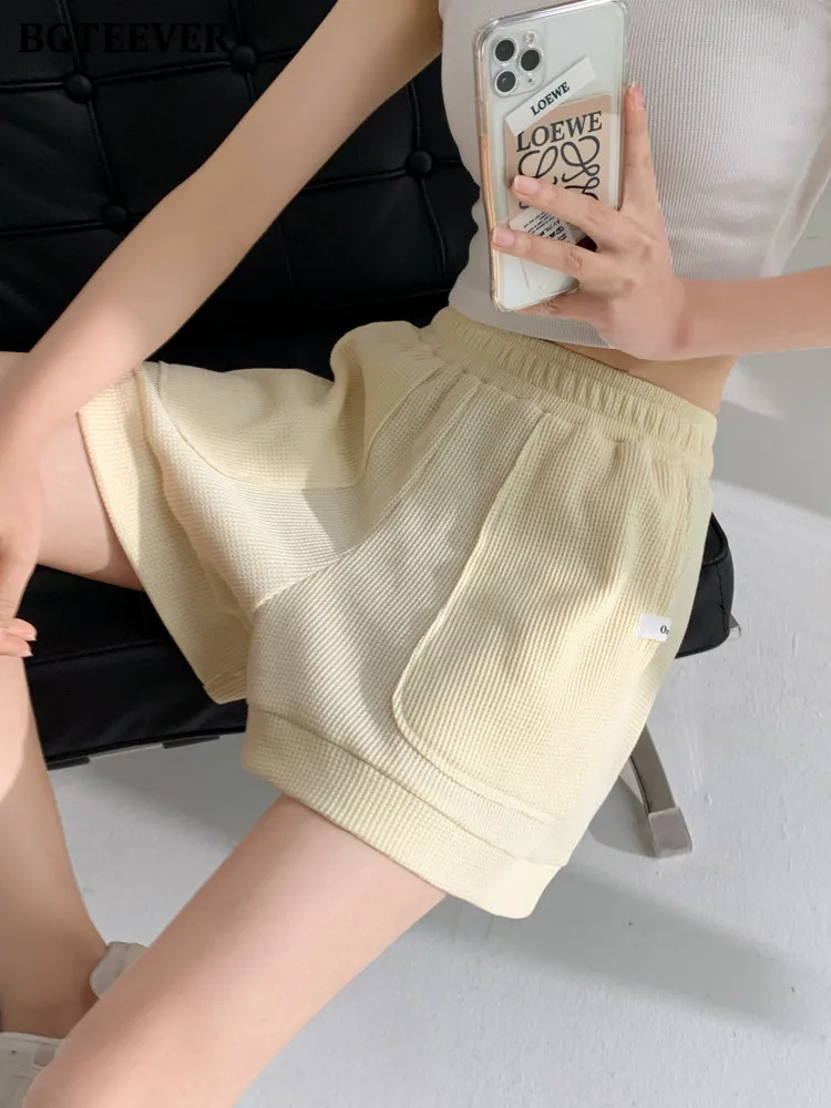 

BGTEEVER Spring Summer Stylish Loose Female Wide Leg Shorts Elastic Waist Waffle Plaid Lace-up Women Shorts 2022