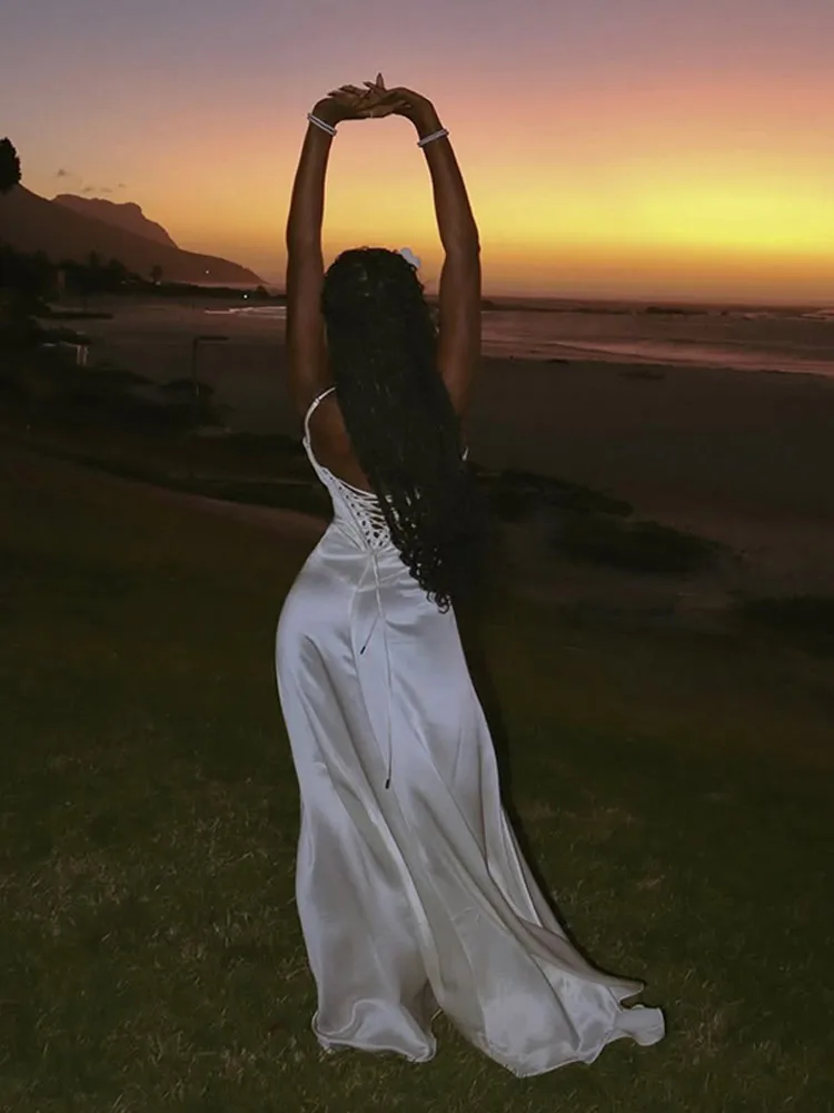 Элегантное белое атласное длинное платье с завязками на шнурке и открытой спиной