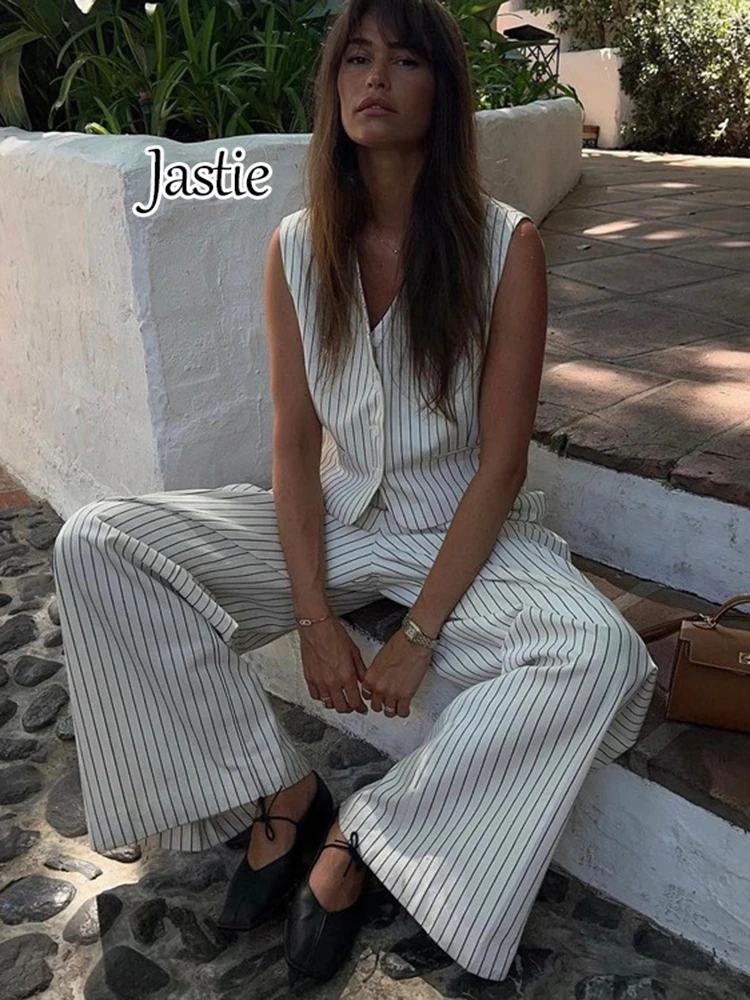 Женский костюм-двойка в полоску с жилетом и брюками