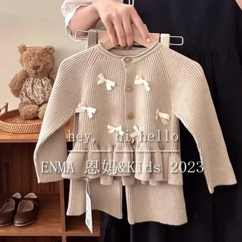 Корейский детский осенний вязаный комплект для девочек 2023, свитер с длинным рукавом и милым бантом, кардиган, повседневные брюки, зимняя куртка