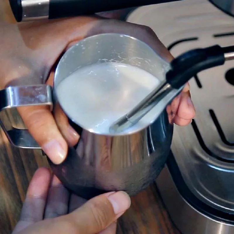 кофе питчер для латте. взбивание молока для кофе. трубка кофемашины для взбивания молока. как взбить молоко для капучино в кофемашине. петмол молоко для кофе.