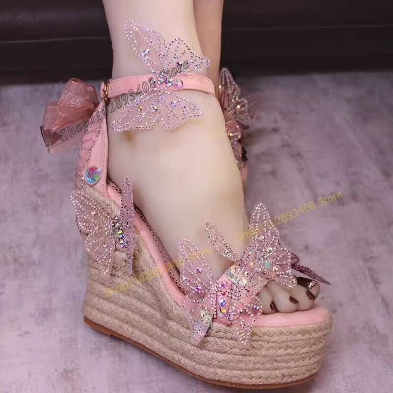 

Pink Butterfly Decor Weave Platform Sandals Wedges Heel Peep Toe Buckle Strap Women Shoes 2023 Fashion Sexy Zapatos Para Mujere
