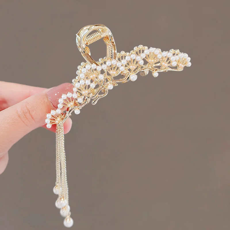 

Style Pearl Tassel Grab Clip Large Size 2022 Internet Celebrity New Rear Head Spoon Hair Clip High-end Shark Clip Female