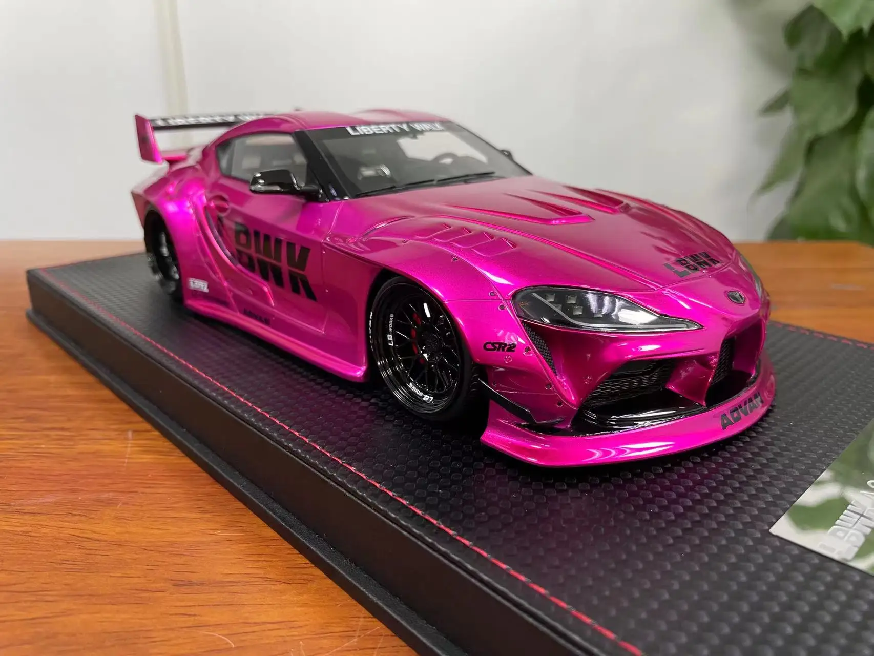 Модель Runner 1/18 LBWK Toyota Supra A90 в электро-оптическом розовом корпусе ограниченная