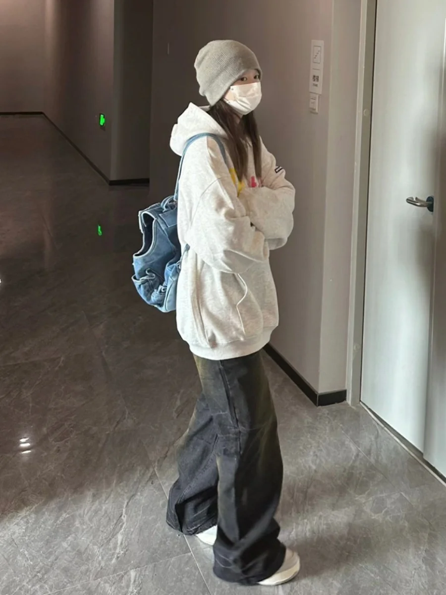 Рисунок 4 - Серый свитер с капюшоном и надписью для женщин