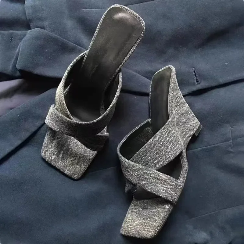 Тапочки на танкетке с квадратным открытым носком джинсовые шлепанцы