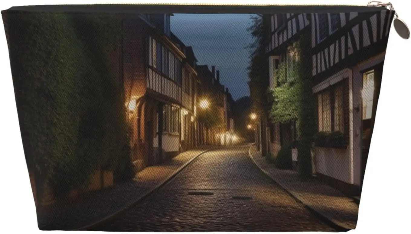 Кожаная дорожная косметичка с принтом Nighttime The Cobbles at Street