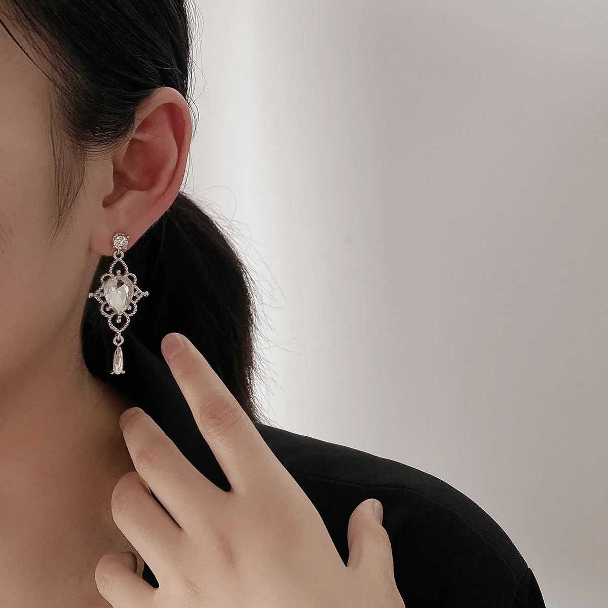 

French Retro Style Hollow-out Lozenge Transparent Zircon Earrings for Woman Elegant Metal Hollow Out Zircon Dangle Earrings Gift