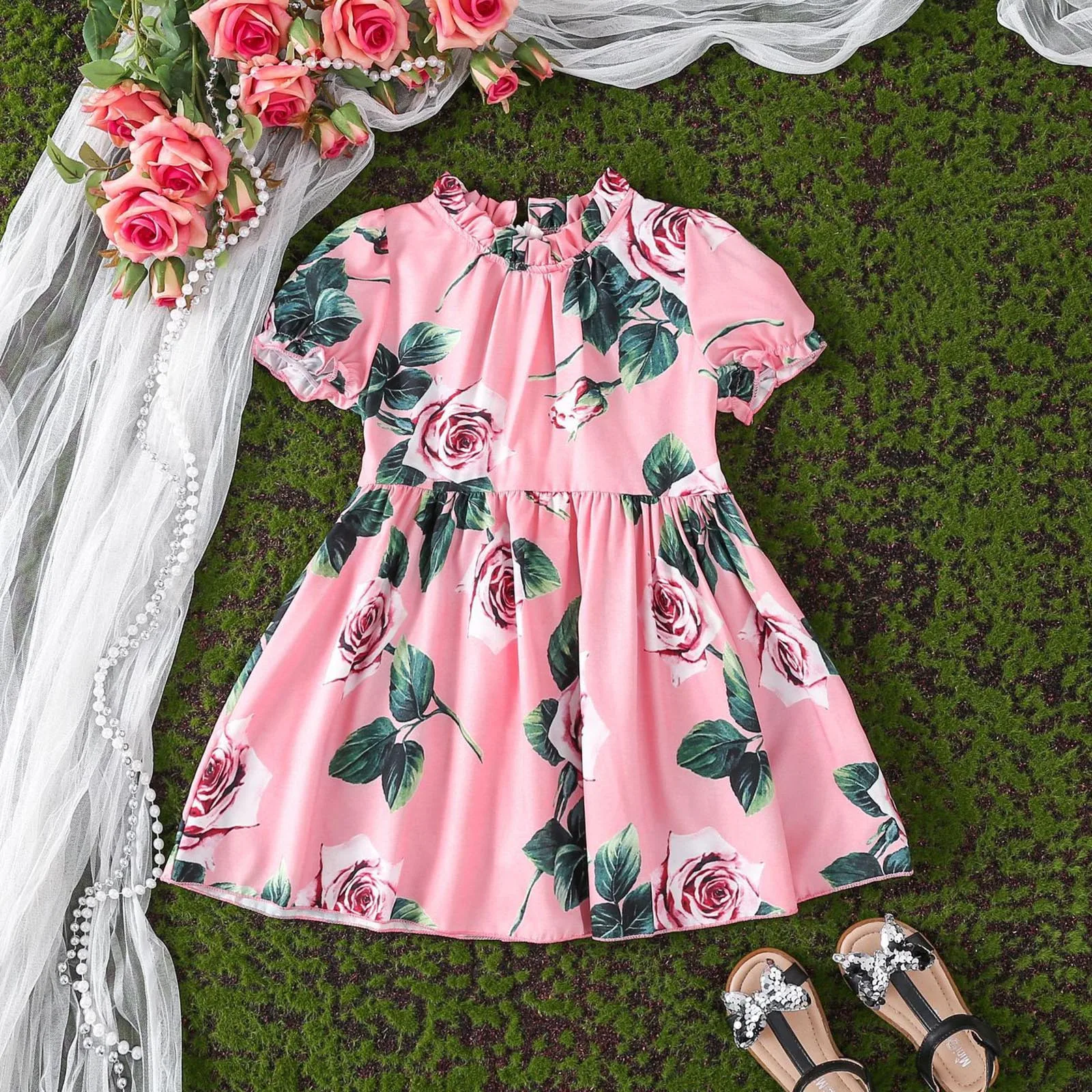 

Детское летнее платье с коротким рукавом и кружевной горловиной