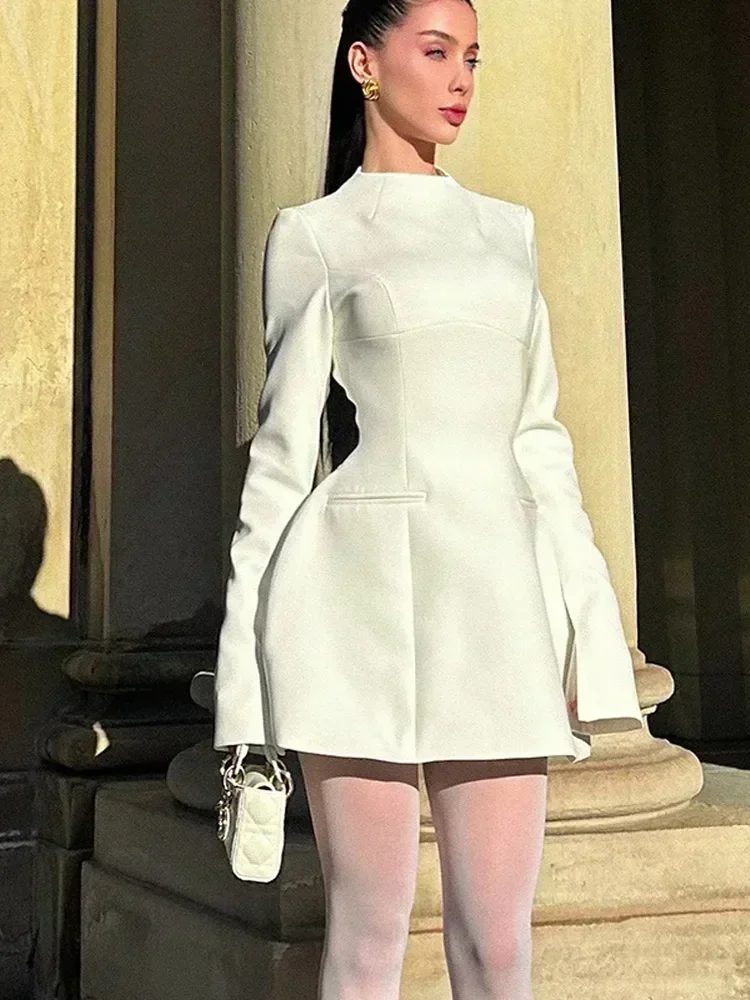 Элегантное белое мини-платье трапециевидной формы с открытой спиной для женщин