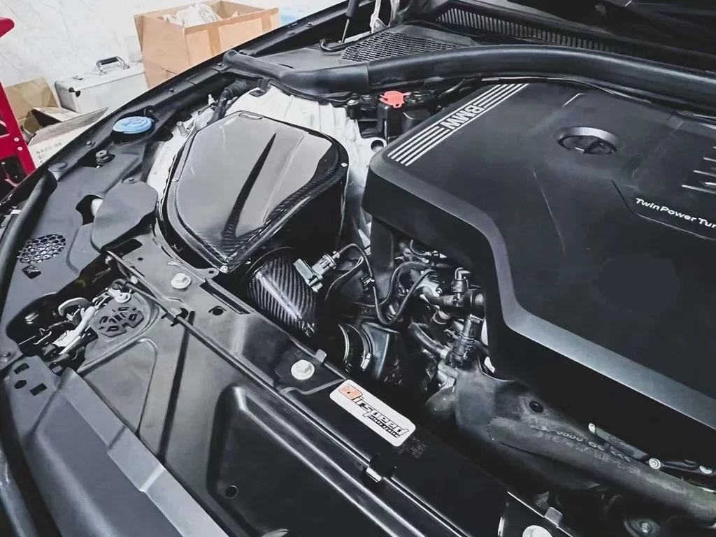 Система впуска холодного воздуха для автомобилей из сухого углеродного волокна