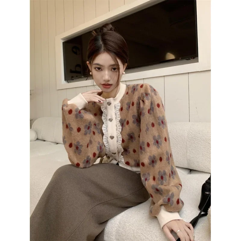 Женский трикотажный свитер с круглым вырезом в стиле пэчворк