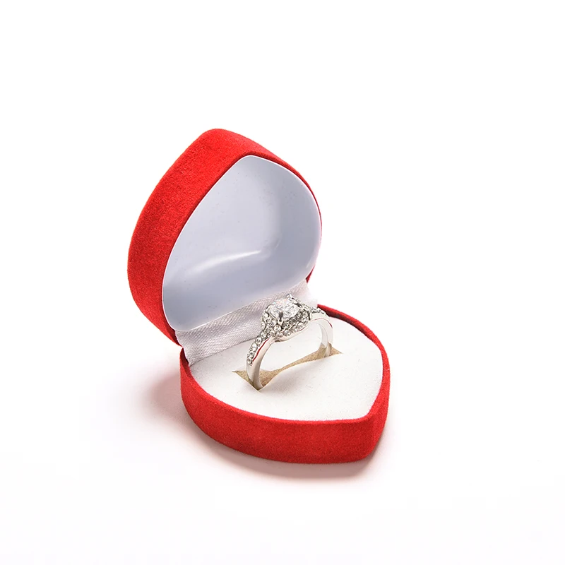 Получить кольцо в подарок. Кольцо в коробочке. Обручальное кольцо в коробочке. Помолвочное кольцо в коробочке. Кольцо в коробочке для предложения.