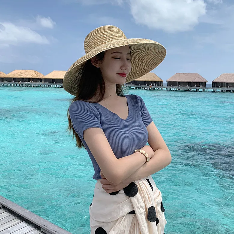 

Spring and summer 2023 new womens half-sleeved slim V-neck knitted base shirt short jacket white