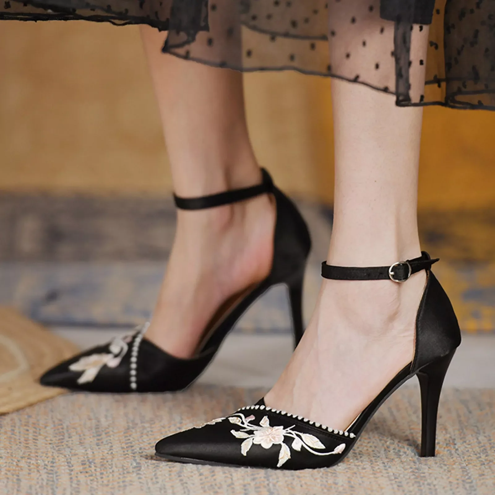 

NEW 2023 Thin Shoes Flowers Toe Embroidery Sandals Women Strap Buckle Single Heels Pointed Women's Women High Heel Shoes Si