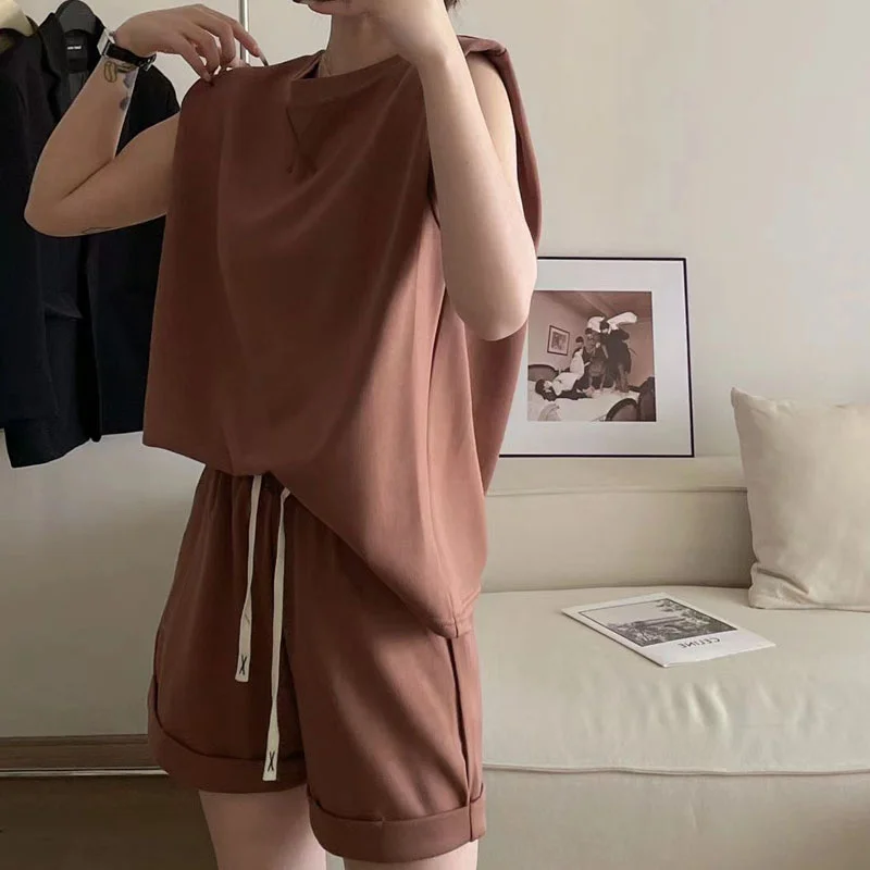 

Футболка с наплечниками и шорты с широкими штанинами летний комплект из двух предметов