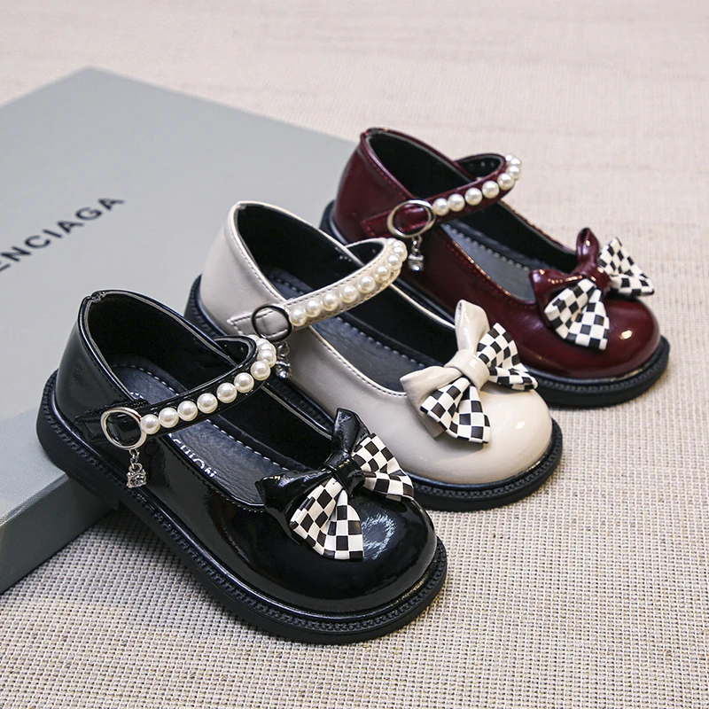 

Повседневные кожаные туфли принцессы на плоской подошве, Белая школьная обувь в английском стиле с жемчужинами и бантом-бабочкой, блестящи...