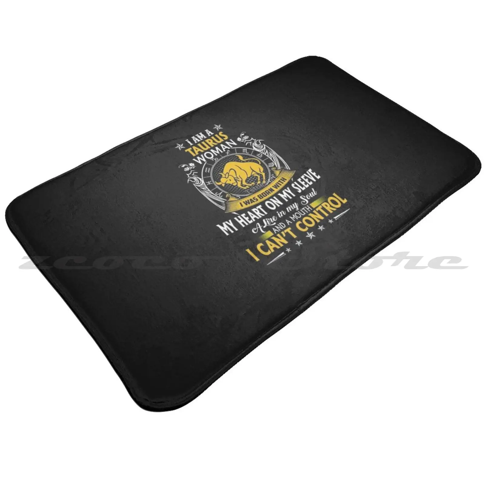 Футболка "Я - женщина Телец" с зодиакальным ковриком на двери с мягким водопоглощающим покрытием.