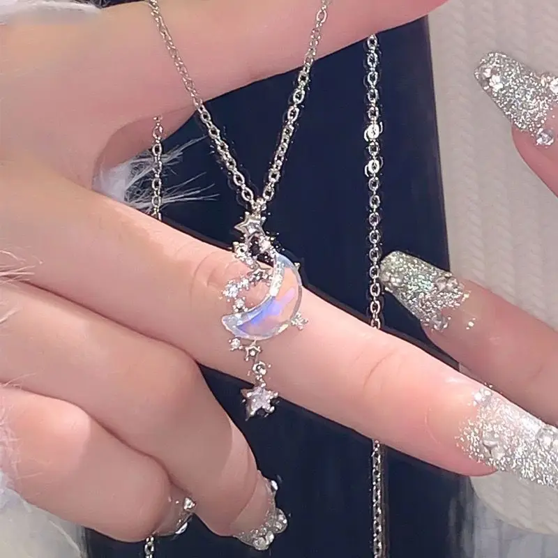 Женское ожерелье с подвеской из лунного камня