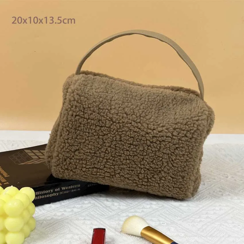 

Мягкая зимняя косметичка из велюра