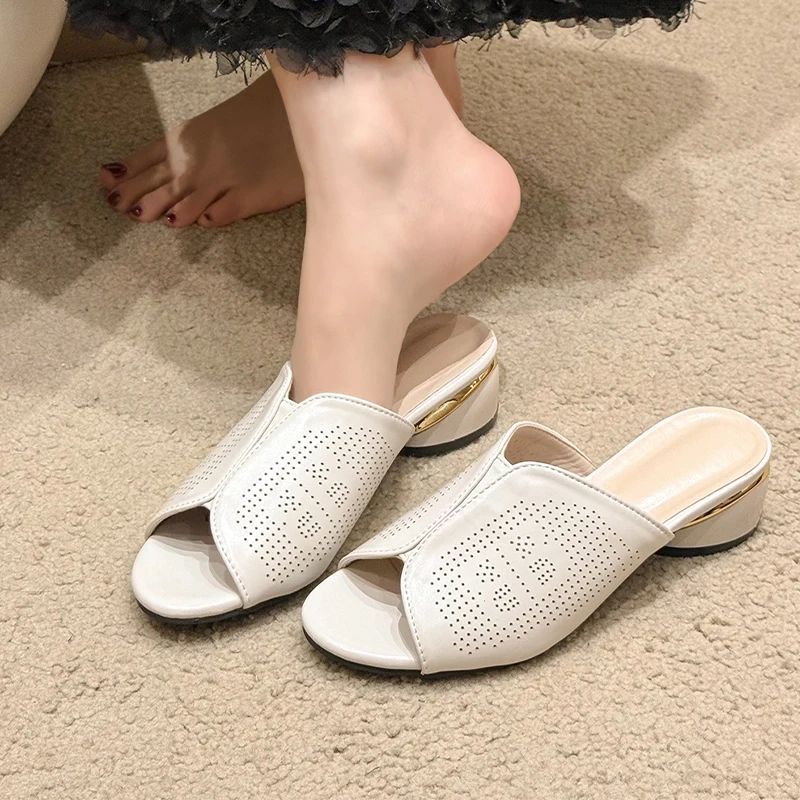 Женские шлепанцы на квадратном каблуке