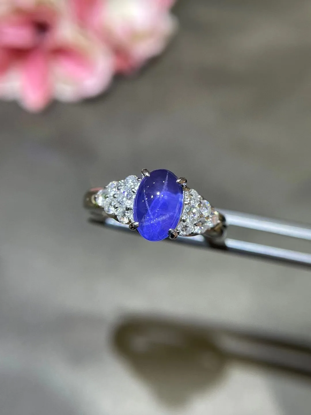 Женское кольцо с натуральным сапфиром из платины бриллиантом