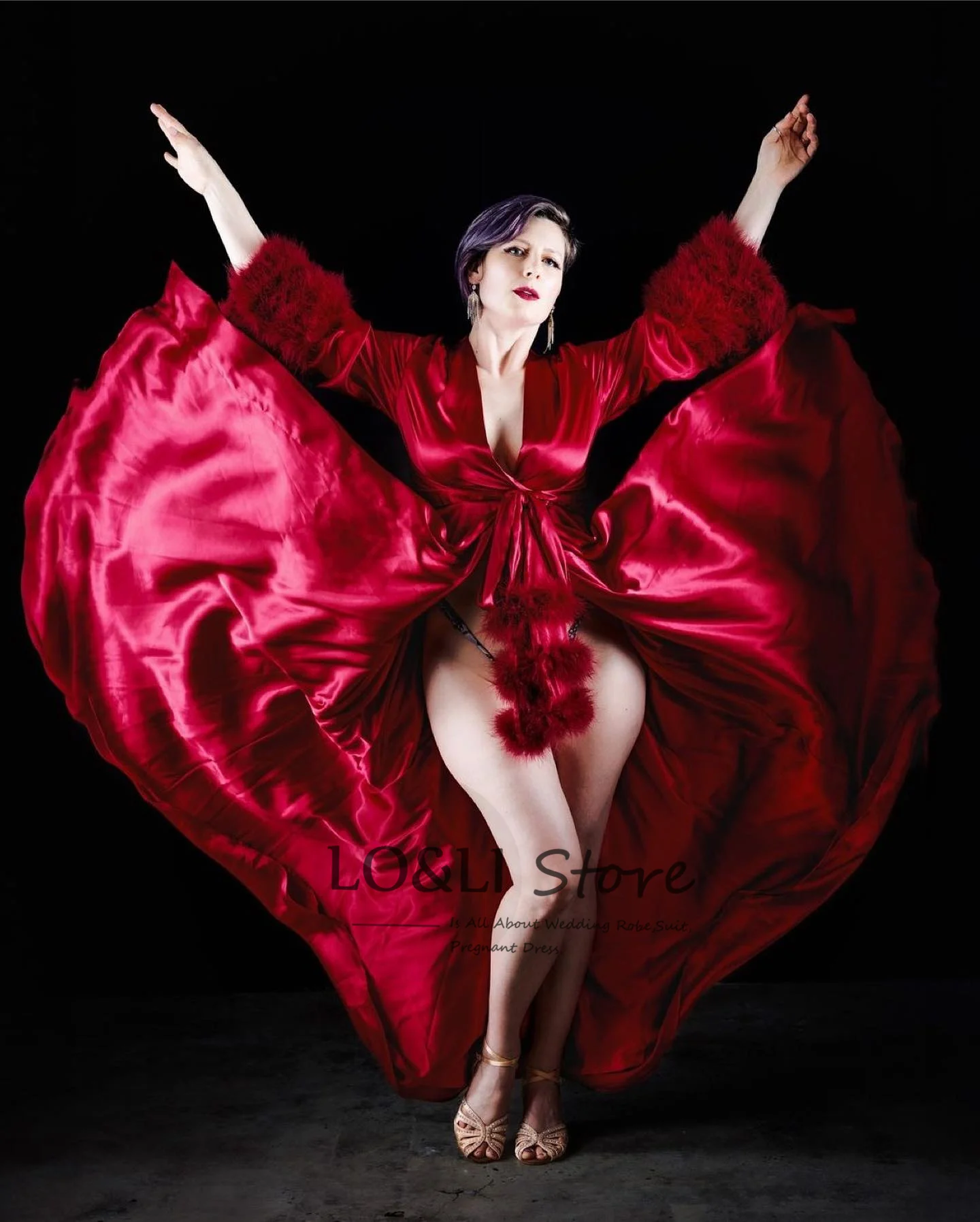 Женский халат из искусственного шелка с рукавами-перьями