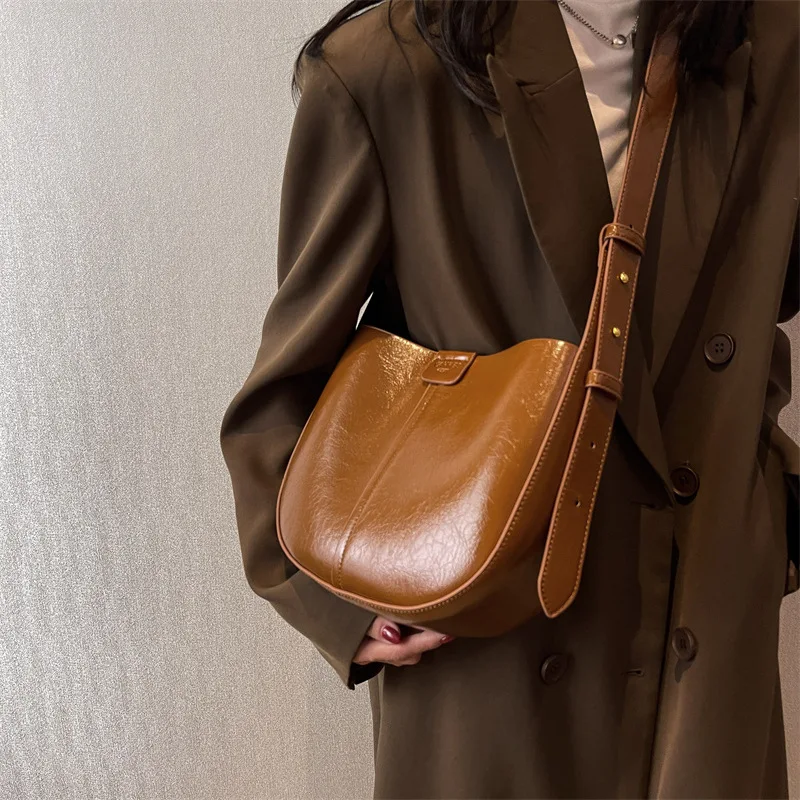 Textured Oil Wax Leather Retro Shoulder Bags Large Capacity Bucket Crossbody Bag for Women New Fashion Commuter Casual Satchel