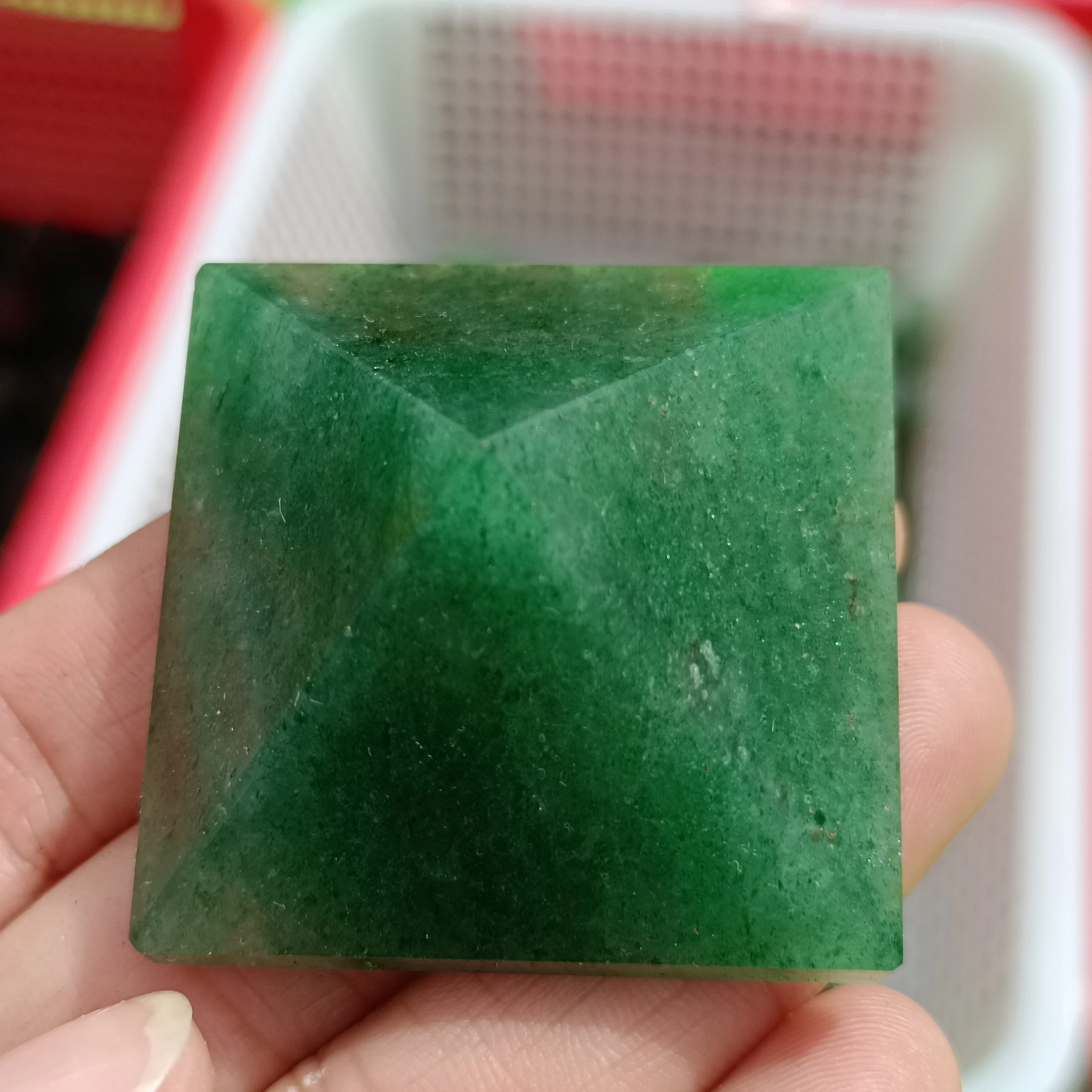 

Natural Green Strawberry Crystal Carved Pyramid Quartz Mineral Specimen Reiki Healing Spirit Degaussing Home Office Decoration