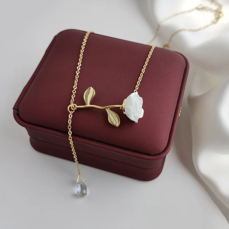 

White Rose Necklace collarbone chain for woman and sweet super fairy temperament Female Minority design feeling versatile neck