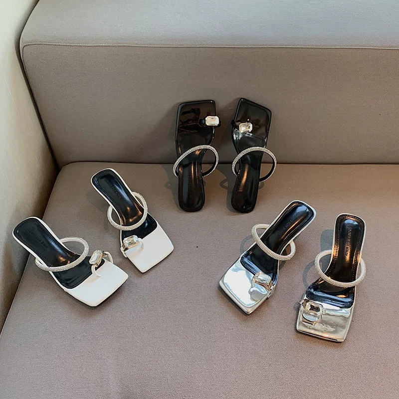 

Женские шлепанцы со стразами, летние сандалии на шпильке, классические, на цепочке, уличные тапочки без задника, черные белые Серебристые