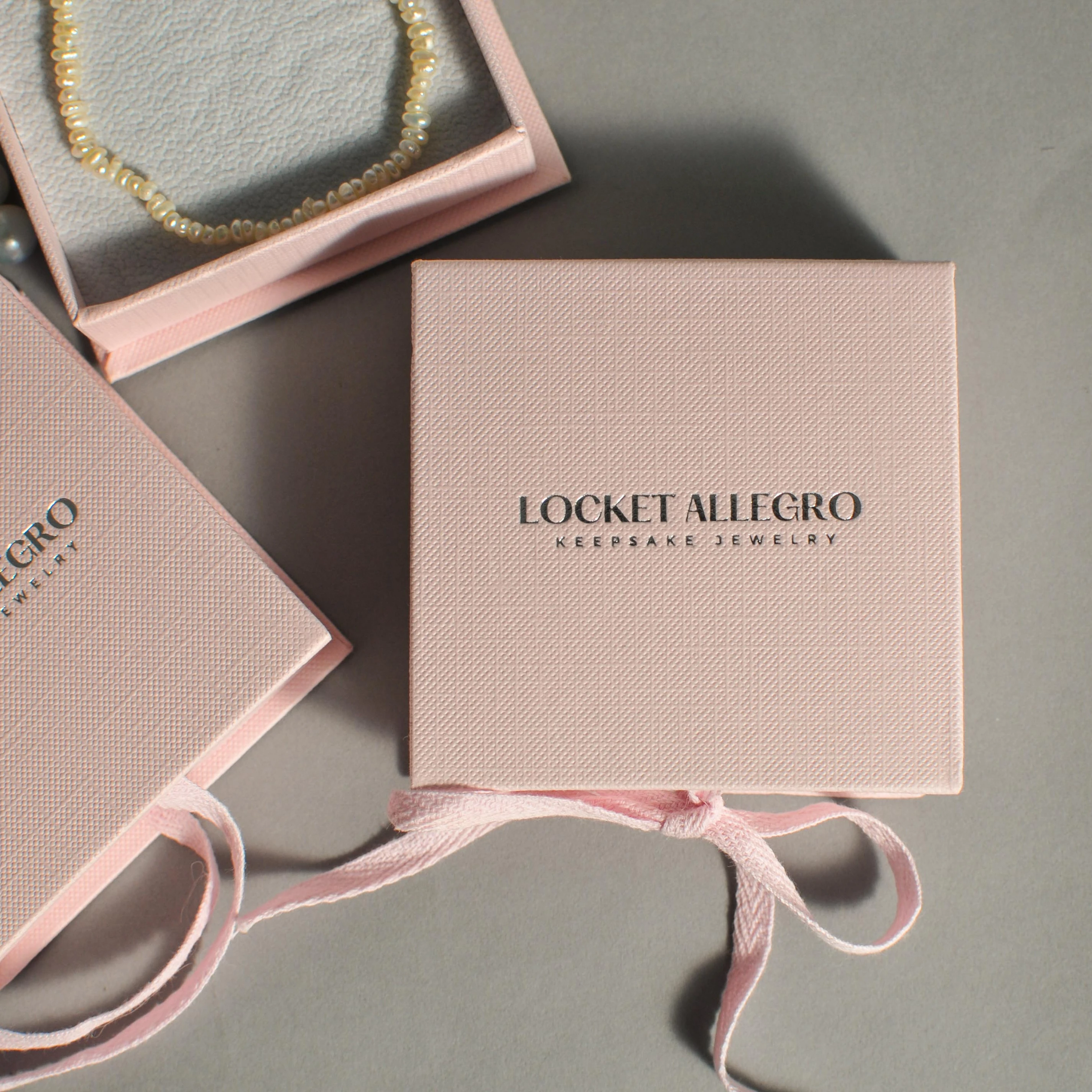 

Пользовательский логотип розовый нежный и милый атласный бумажный ящик для подарочной упаковки ювелирных изделий