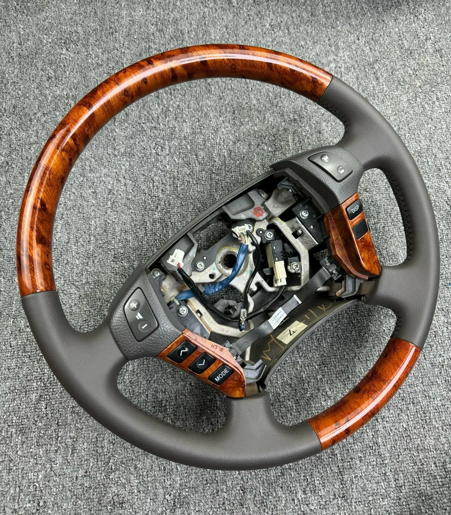 Фото Для Toyota Crown 05-09 08 07 06, рулевое колесо из орехового дерева и кожи на заказ №3