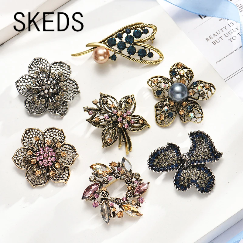 

SKEDS 2022 Women Vintage Exquisite Rhinestone Flower Brooches Pins Fashion Classic Corsage Badges Crystal Luxury Party Brooch