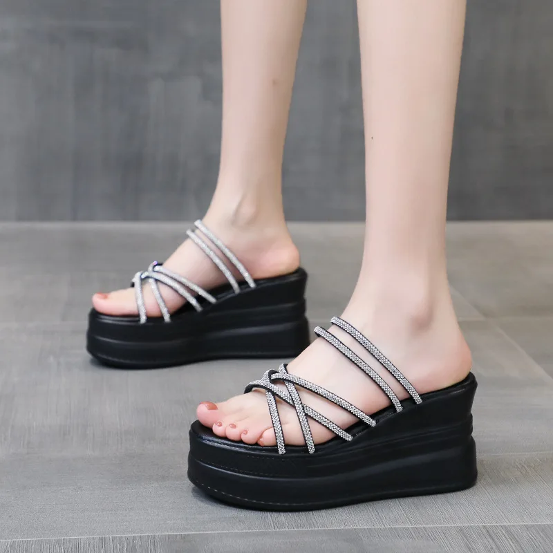 Женские уличные шлепанцы на каблуке универсальные толстой подошве с блестящими