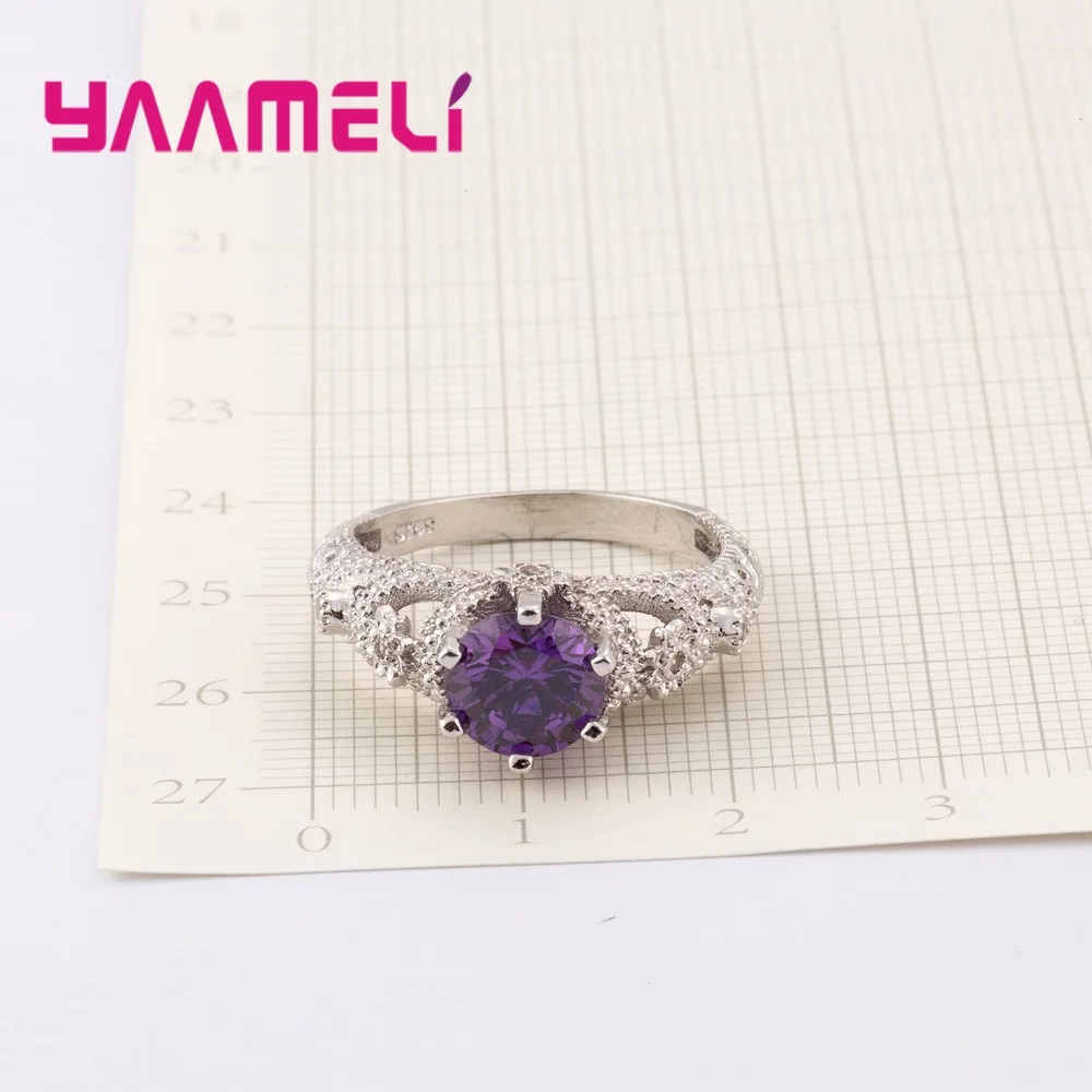 Женское кольцо с инкрустацией из фианита серебряное в виде цветка