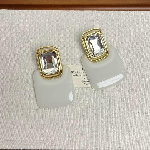 Акриловые серьги-гвоздики High Sense