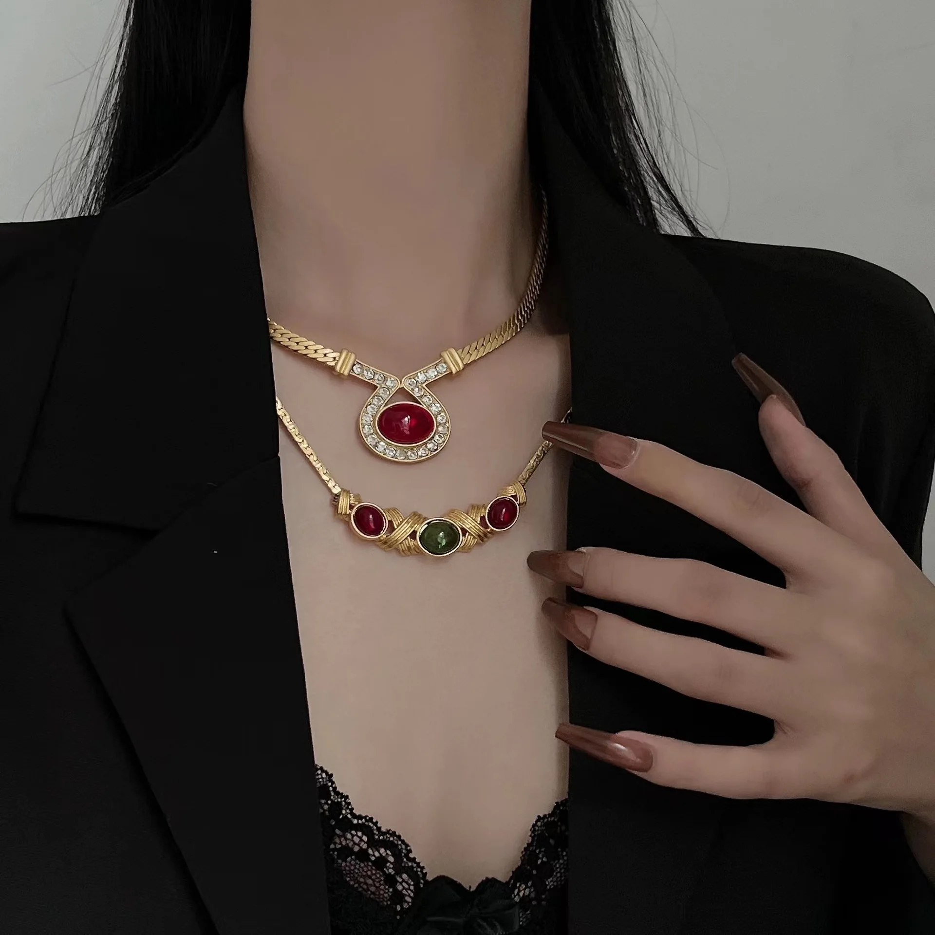 

Antique replica of the ancient court vintage necklace, noble and elegant glazed rhinestone necklace