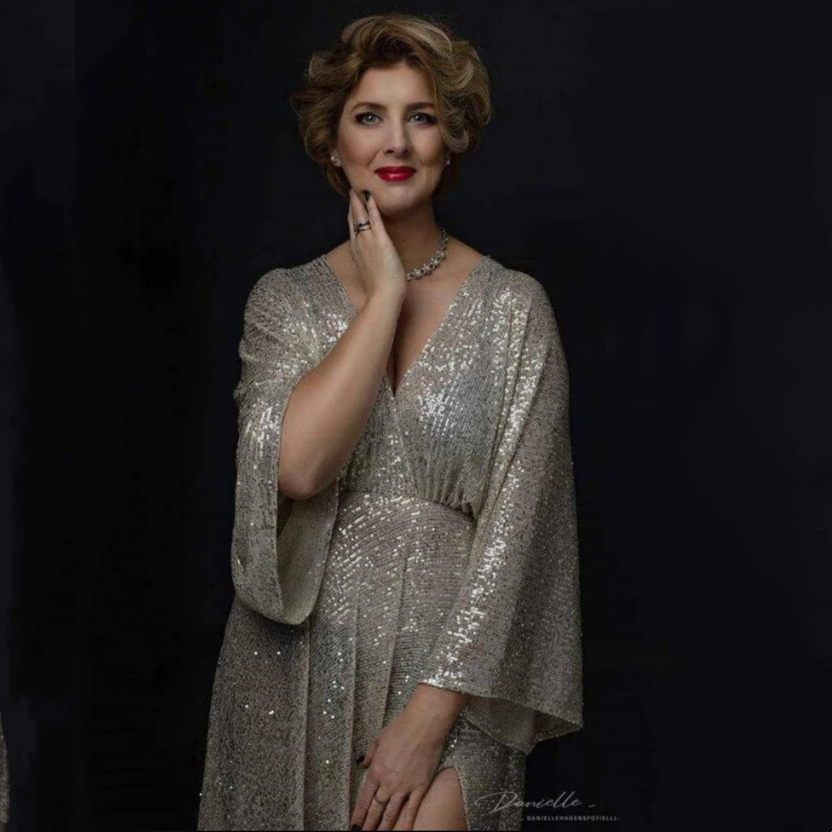 Платье для беременных с V-образным вырезом и блестками