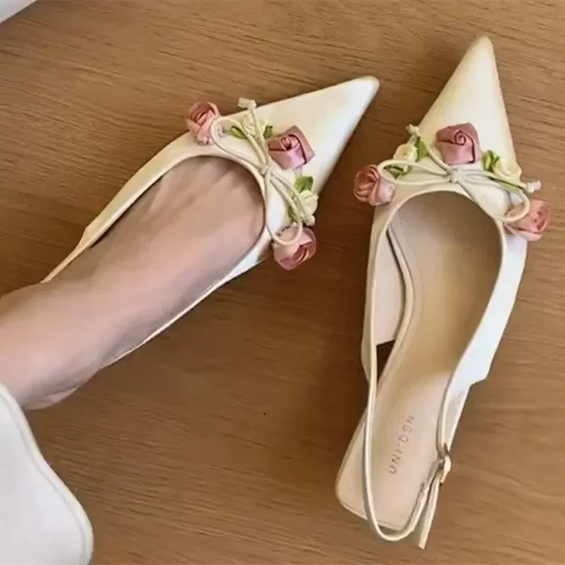 Атласные сандалии на плоской подошве с острым носком и цветочным дизайном