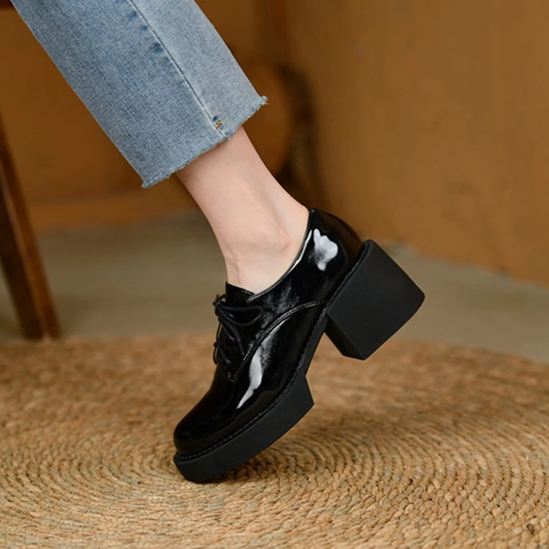 Женские туфли-лодочки из лакированной кожи с круглым носком на платформе и