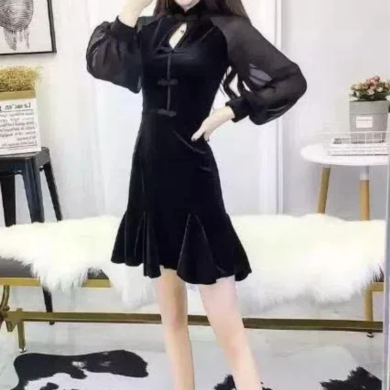 Женский однотонный пуловер с юбкой-годе круглым вырезом