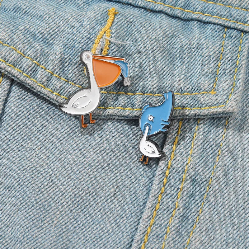 

Beaked Bird Lapel Pins Animal Christmas White Enamel Pin Women's Brooch Friends New Year Gift Badges Jewelry Fashion Accessories