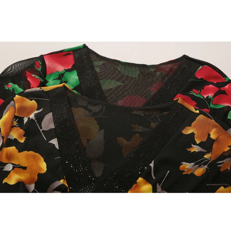 Женская футболка составного кроя черная пикантная с V-образным вырезом и