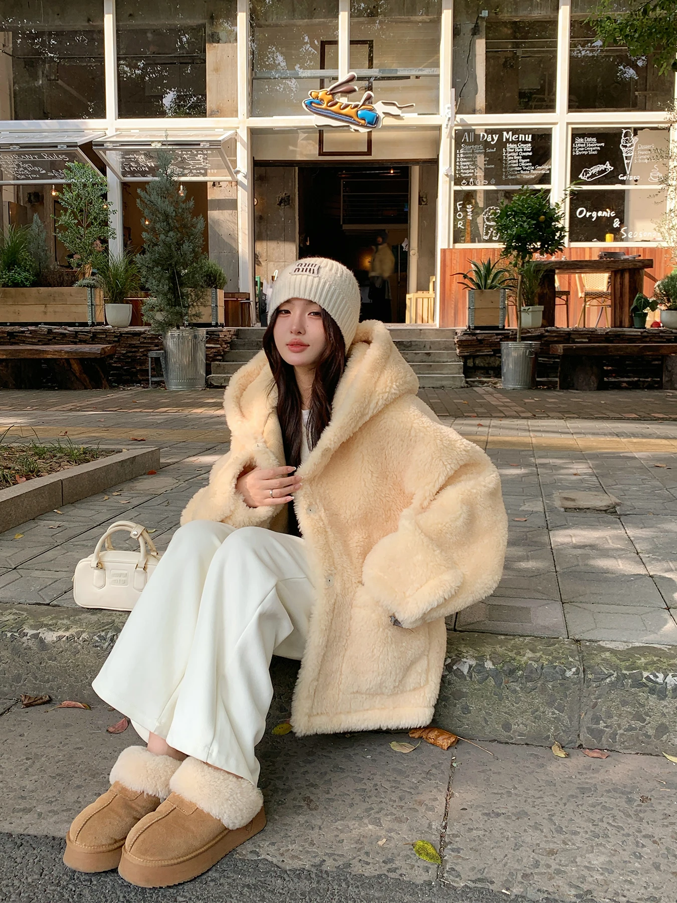 Callme Daisy пальто с капюшоном из меха ягненка белая куртка средней длины зима 2024